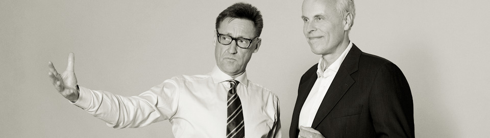 Dr. Justus Bobke und Jens Kotte im Gespräch, mit offener Geste